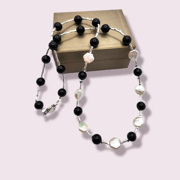 Black Agate, Baroque Pearl handcrafted necklace - Picture 2 of 4